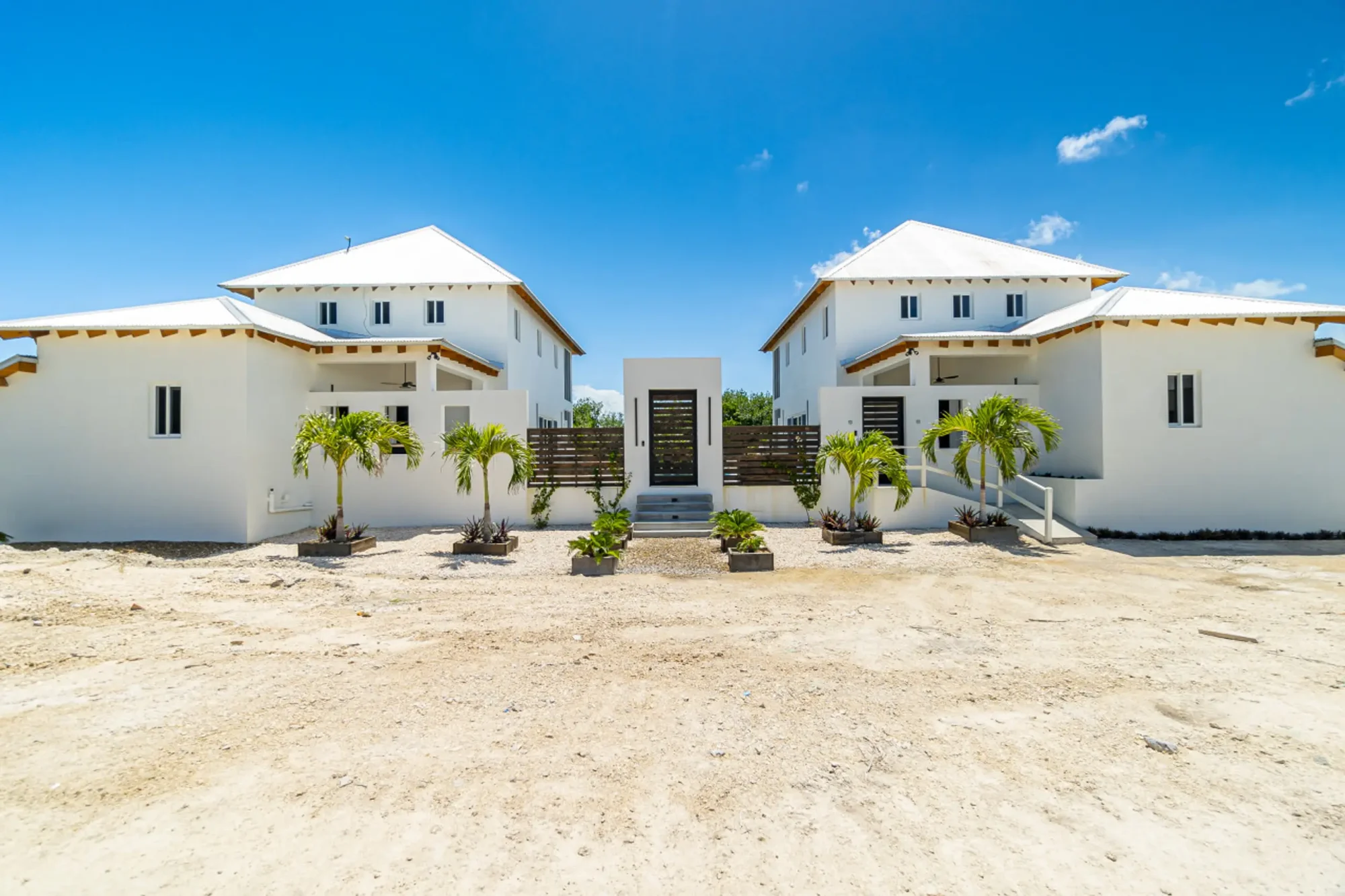 Canal-front street elevation and double wheelhouse home